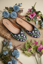 Black women juttis with soft cushioned insole for comfort